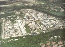 Letecký snímek chemických závodů v Sokolov, v levém horním snímku most vlečky a kolejiště pokračující do areálu továrny